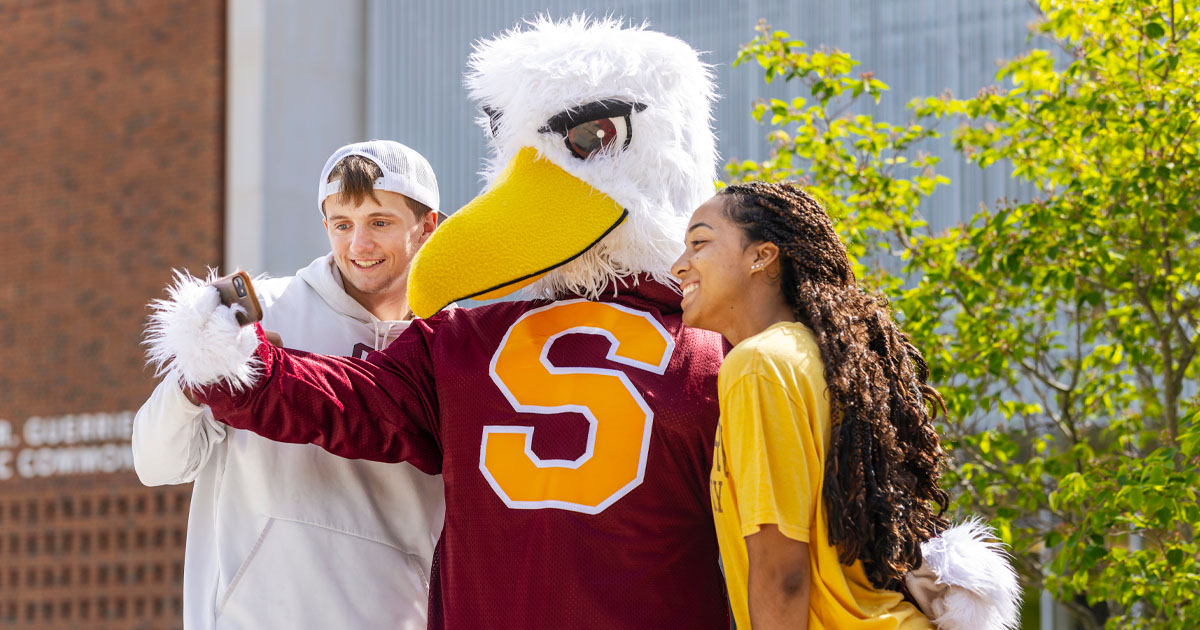 SU students take a selfie with Sammy Sea Gull